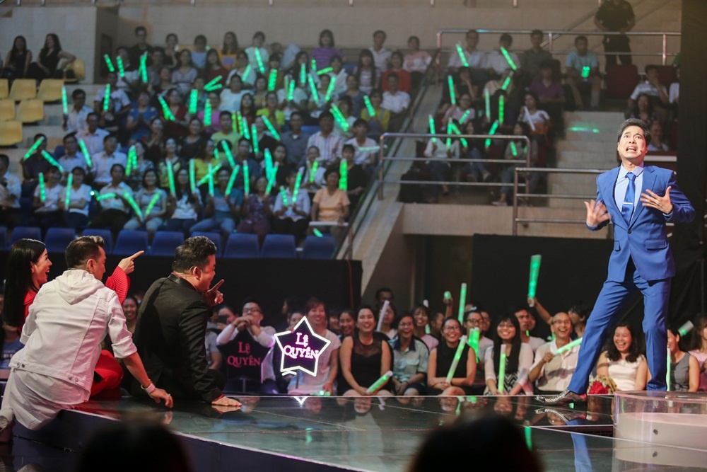 Dam Vinh Hung nam tren san khau anh 3