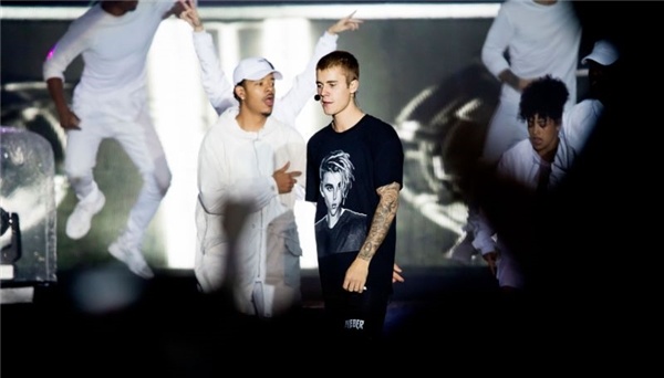Tu choi hat vi khong thuoc loi, Justin Bieber bi khan gia nem chai hinh anh