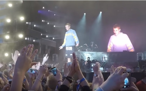 Justin Bieber bi nem chai hinh anh