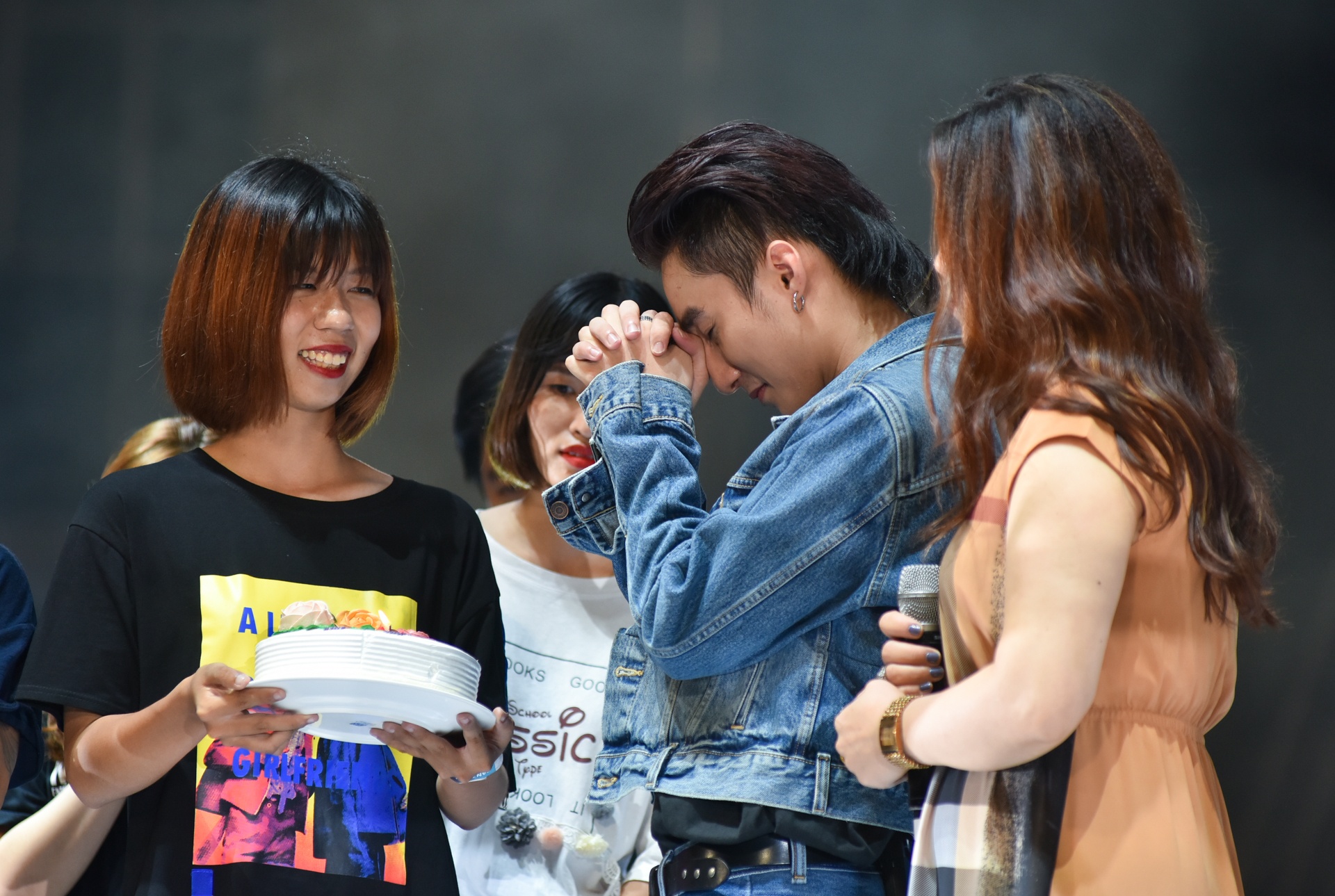 hang dai fan xep hang cho son tung anh 13