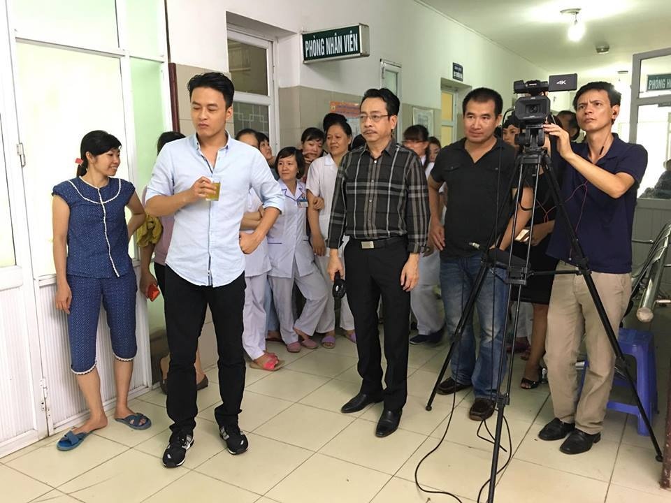 Giua on ao lo kich ban, 'Nguoi phan xu' quay them de thay doi cai ket? hinh anh