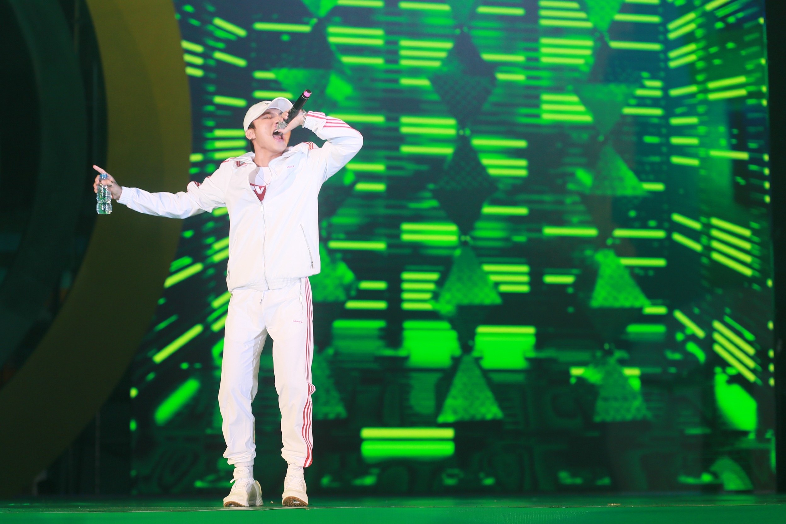 Huyen My co vu Son Tung anh 1