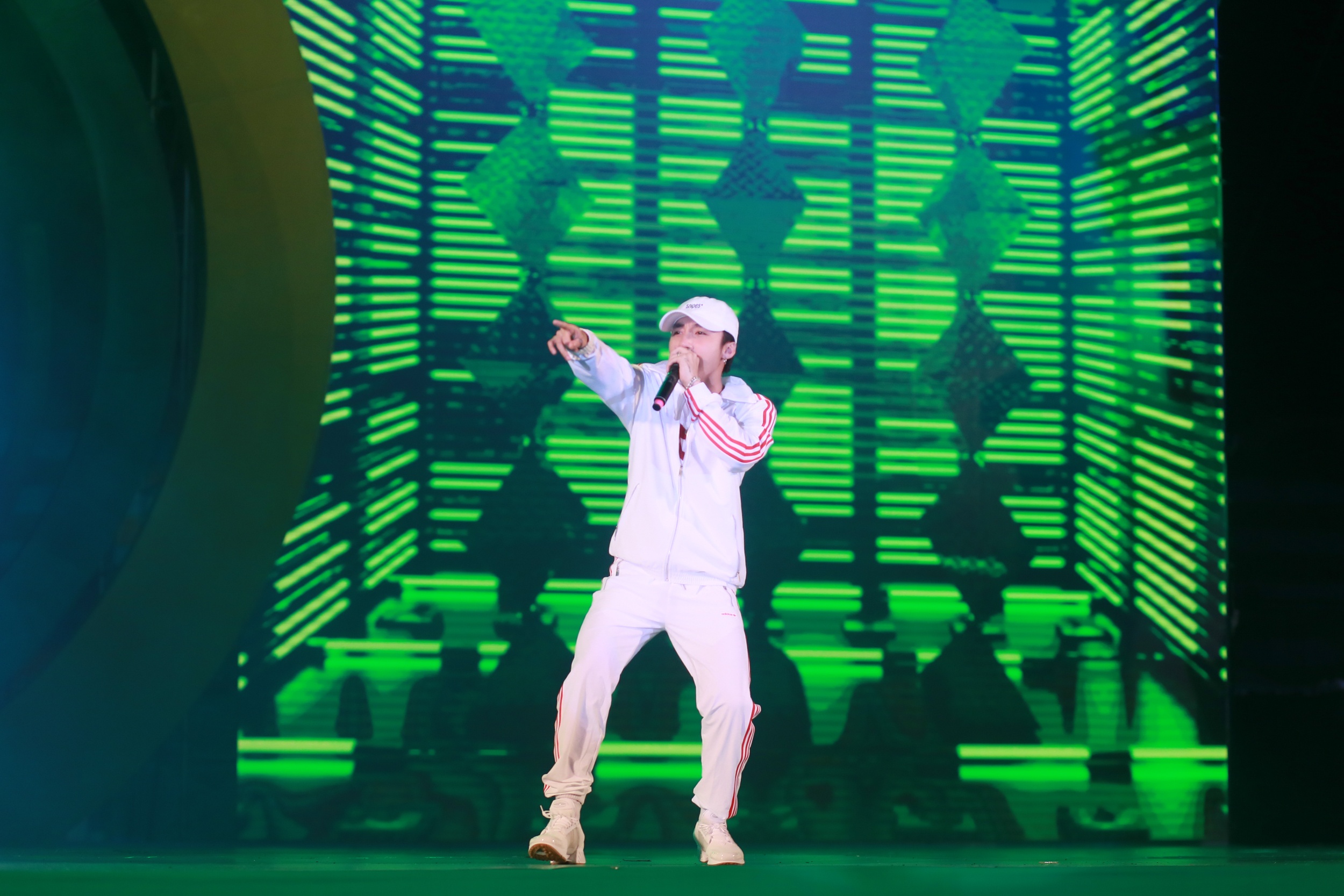 A hau Huyen My cung hang nghin khan gia nhiet tinh co vu Son Tung M-TP hinh anh