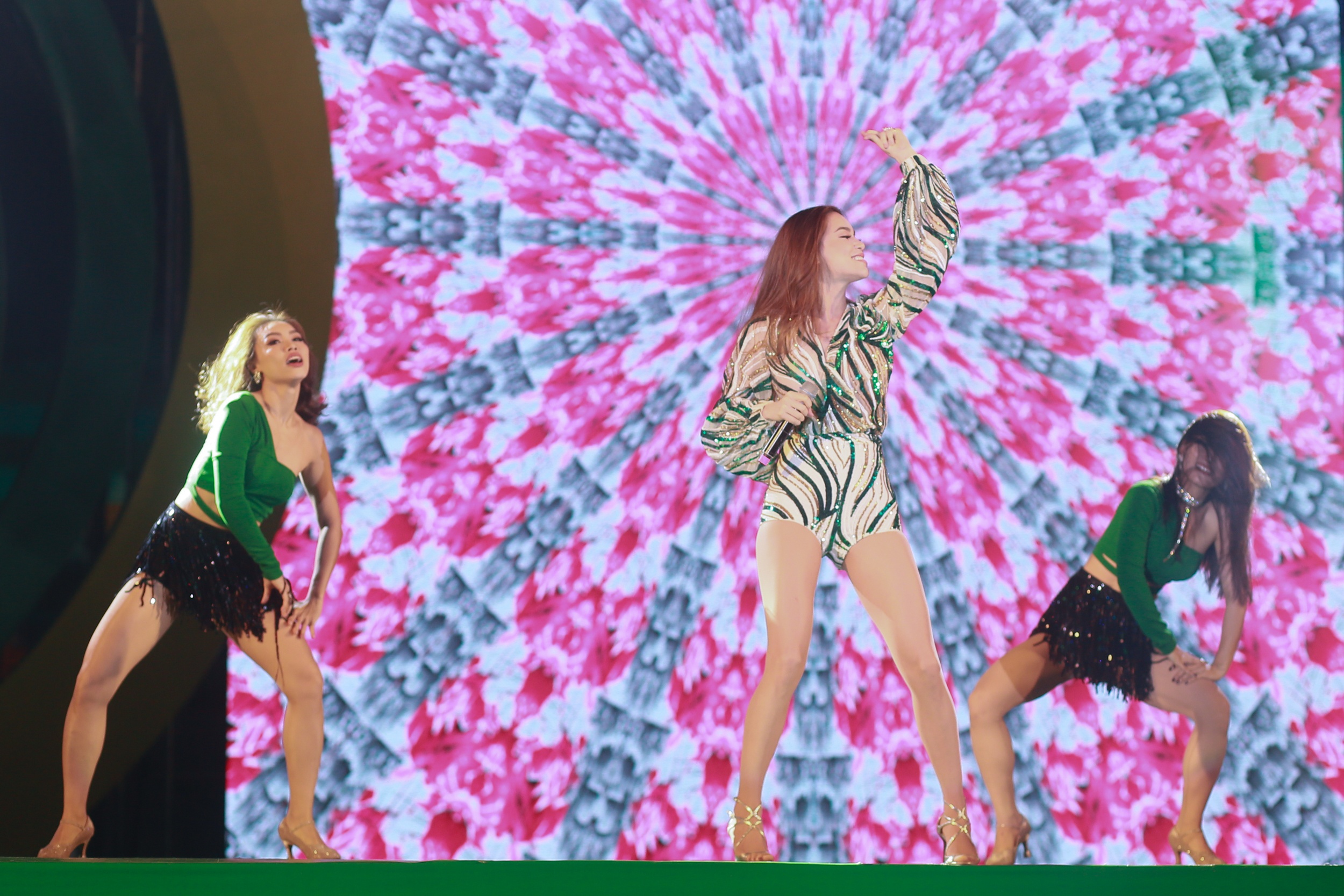 Huyen My co vu Son Tung anh 4