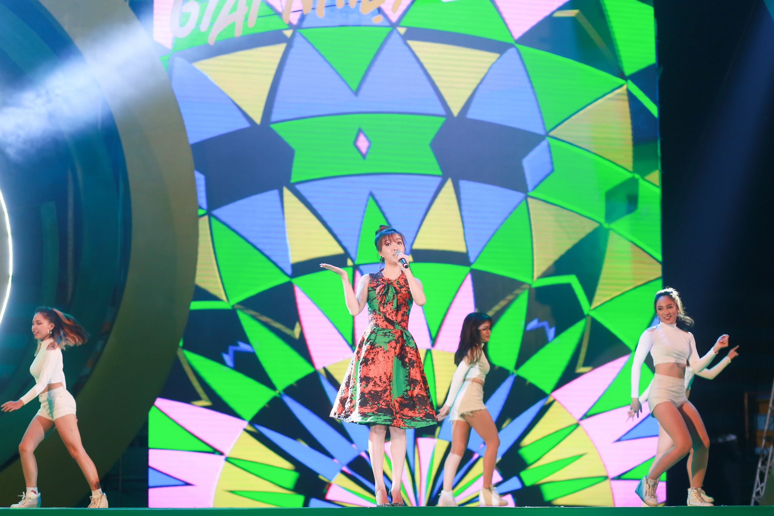 Huyen My co vu Son Tung anh 6