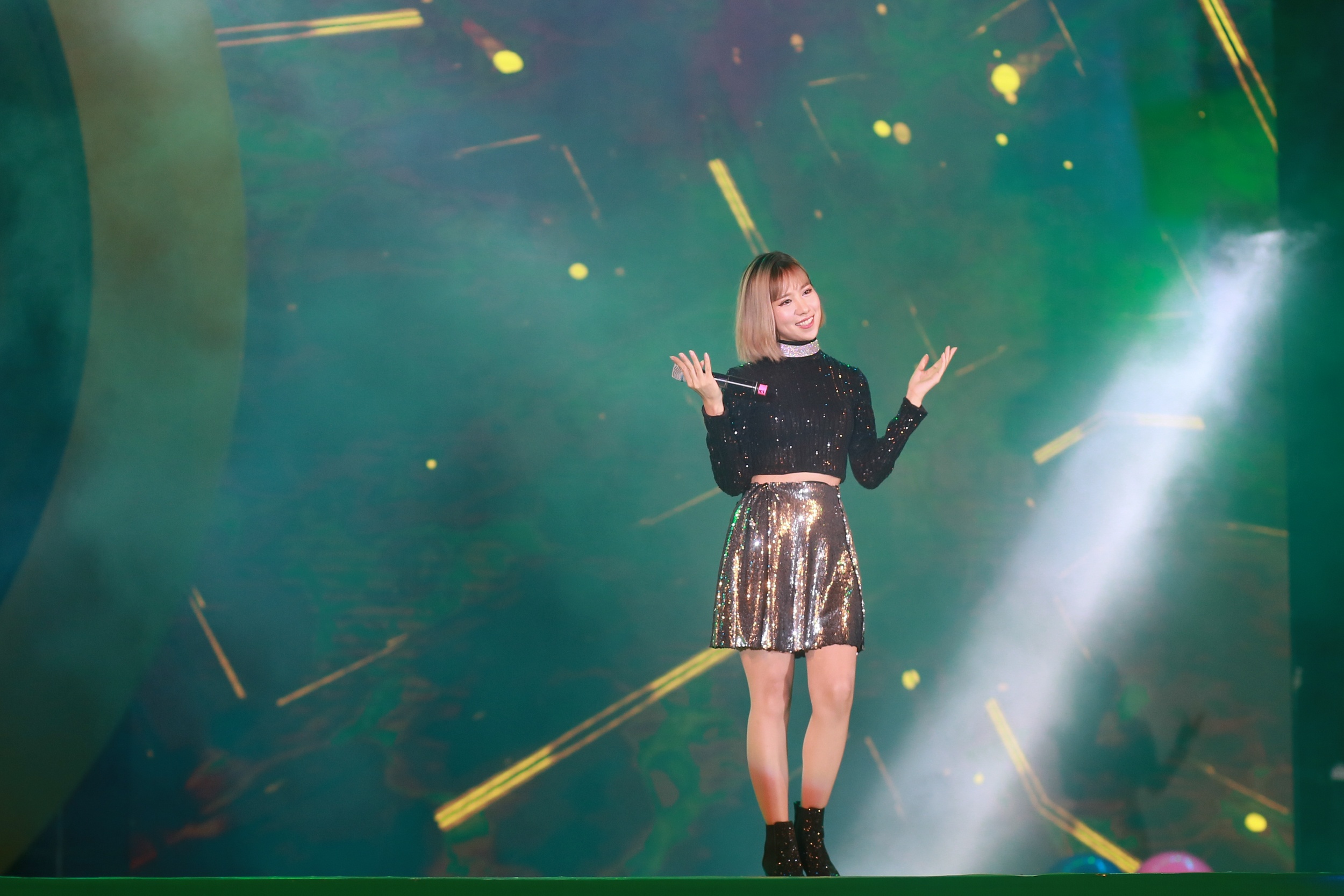 Huyen My co vu Son Tung anh 7