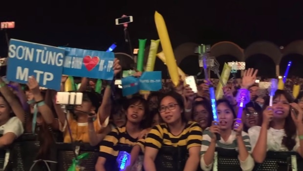 Khan gia reo ho, co vu cho Son Tung hinh anh