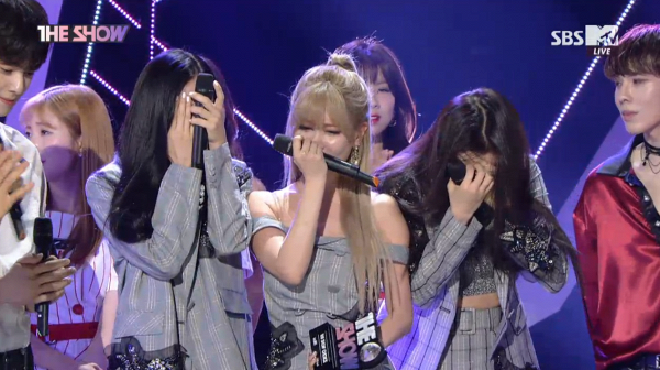 T-ara khoc nuc no tren san khau hinh anh