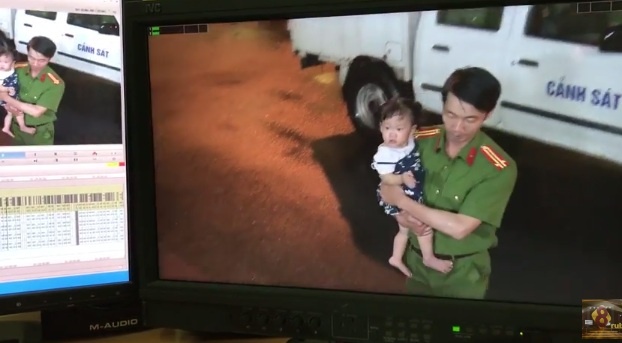 Vo chong Trang tim lai con gai hinh anh