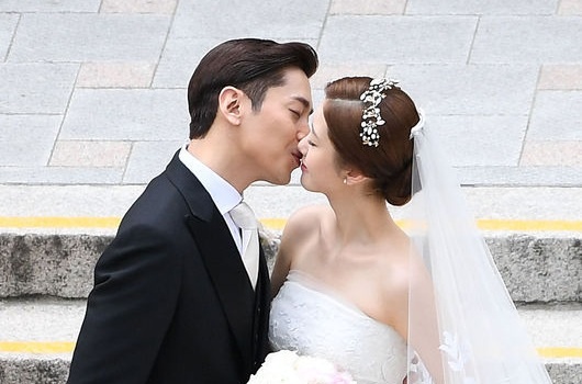 Thanh vien Shinhwa lam phu re trong le cuoi truong nhom Eric hinh anh