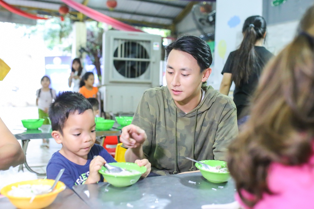Rocker Nguyen nau com cho tre em mo coi trong ngay sinh nhat hinh anh