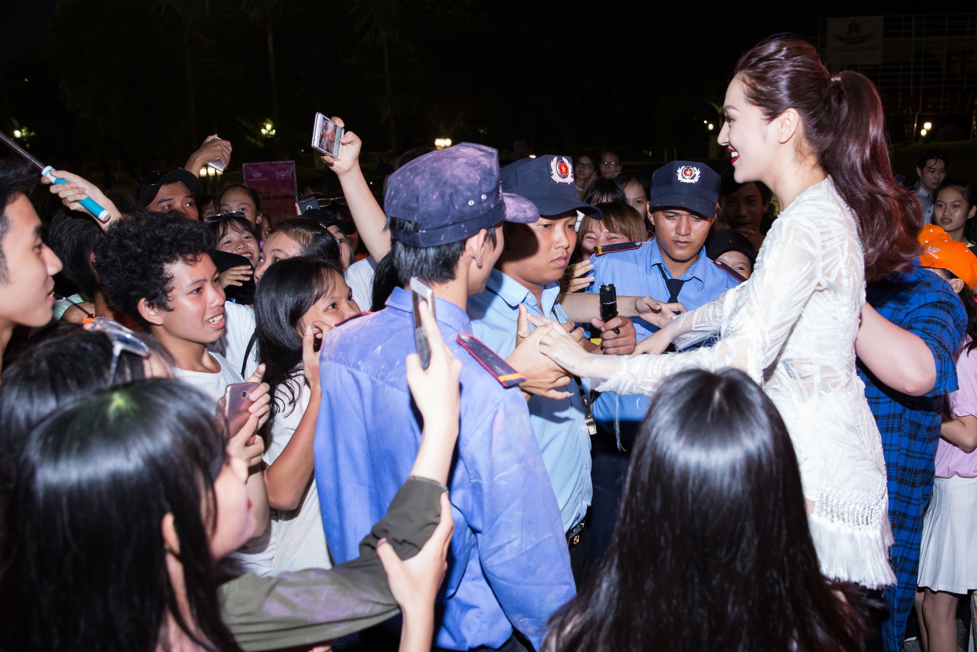 Fan nam om Bao anh anh 6