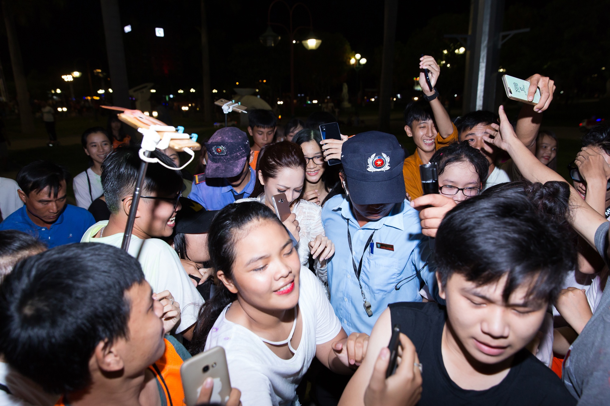 Fan nam om Bao anh anh 7