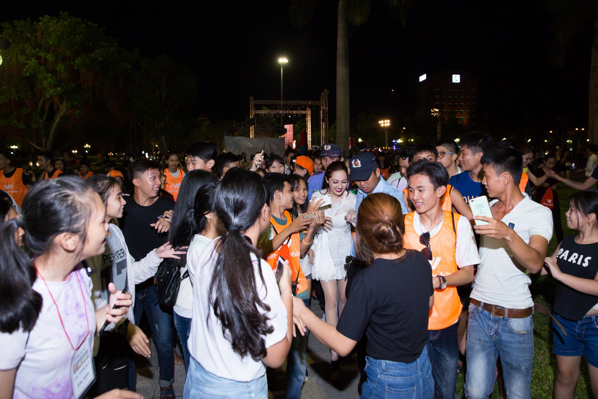 Fan nam om Bao anh anh 8