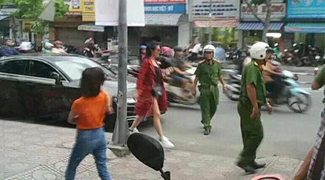 Dong Nhi bi CSGT yeu cau xuong xe lam viec vi do sai quy dinh hinh anh