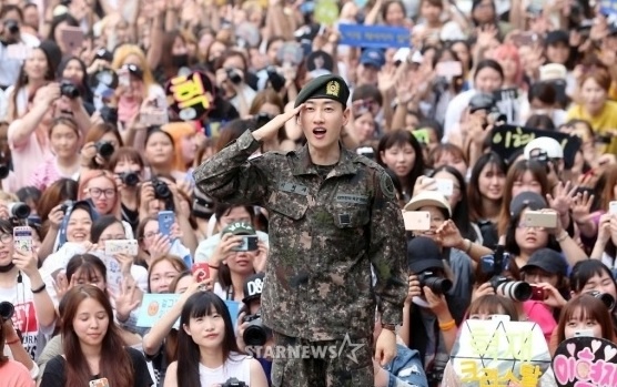 Hang tram fan chao don thanh vien Super Junior xuat ngu hinh anh