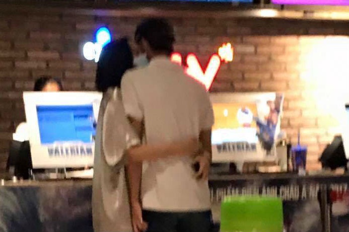 Soobin Hoang Son tra loi ve clip om hon Hien Ho khi di xem phim hinh anh