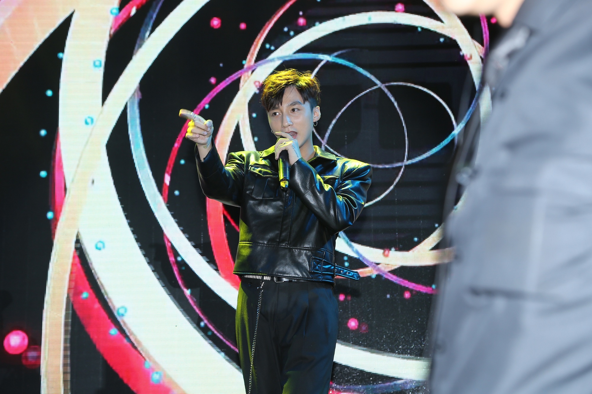 Khán giả trèo tường xem Sơn Tùng diễn ảnh 2 Khan gia treo tuong xem Son Tung dien anh 2