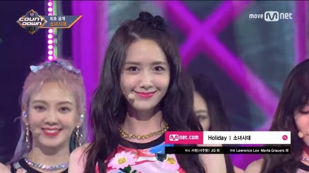 SNSD bieu dien Holiday hinh anh