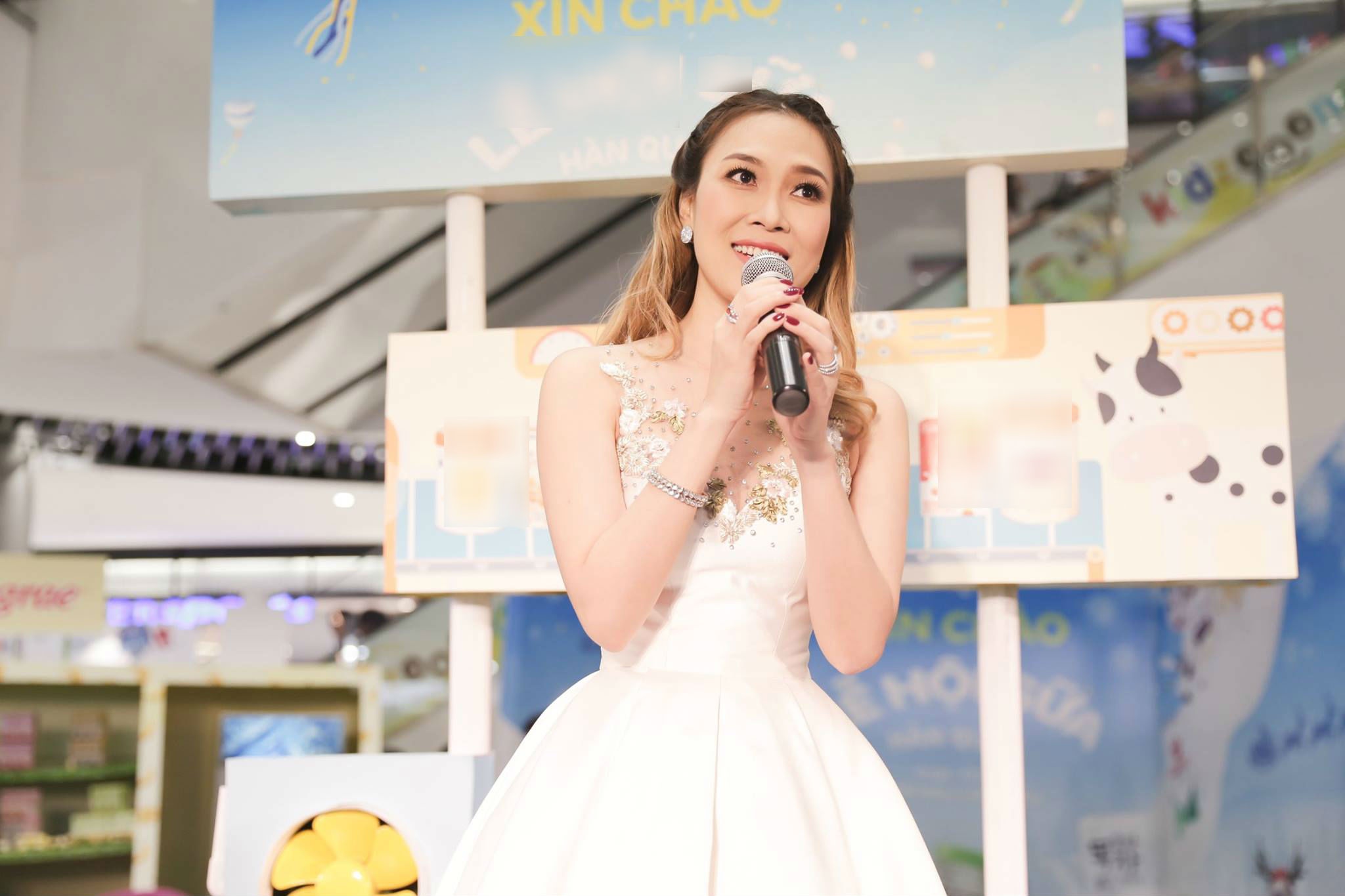 Mỹ Tâm xin lỗi vì đi muộn ảnh 1 My Tam xin loi vi di muon anh 1