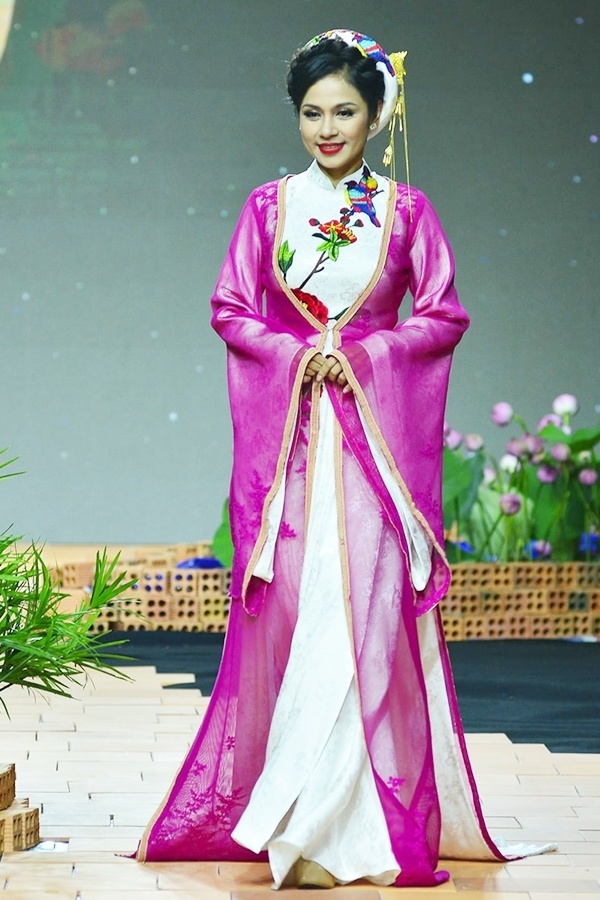 Viet Trinh mac ao dai anh 2