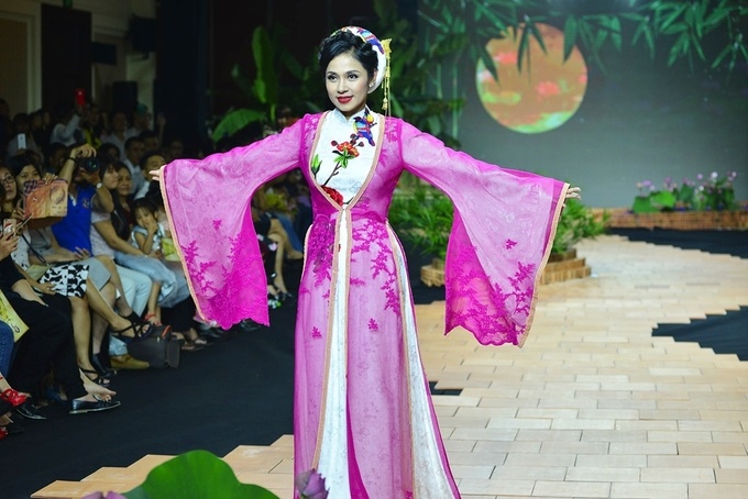 Viet Trinh mac ao dai anh 1