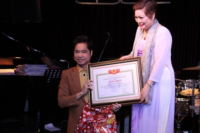 Don vi trao bang khang dinh khong phong Ngoc Son la 'Giao su am nhac' hinh anh