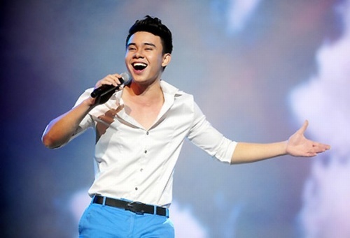 Dong Hung bieu dien ca khuc 'Tim lai' tai Vietnam Idol hinh anh