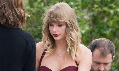 Taylor Swift xinh dep lam phu dau trong dam cuoi ban than hinh anh