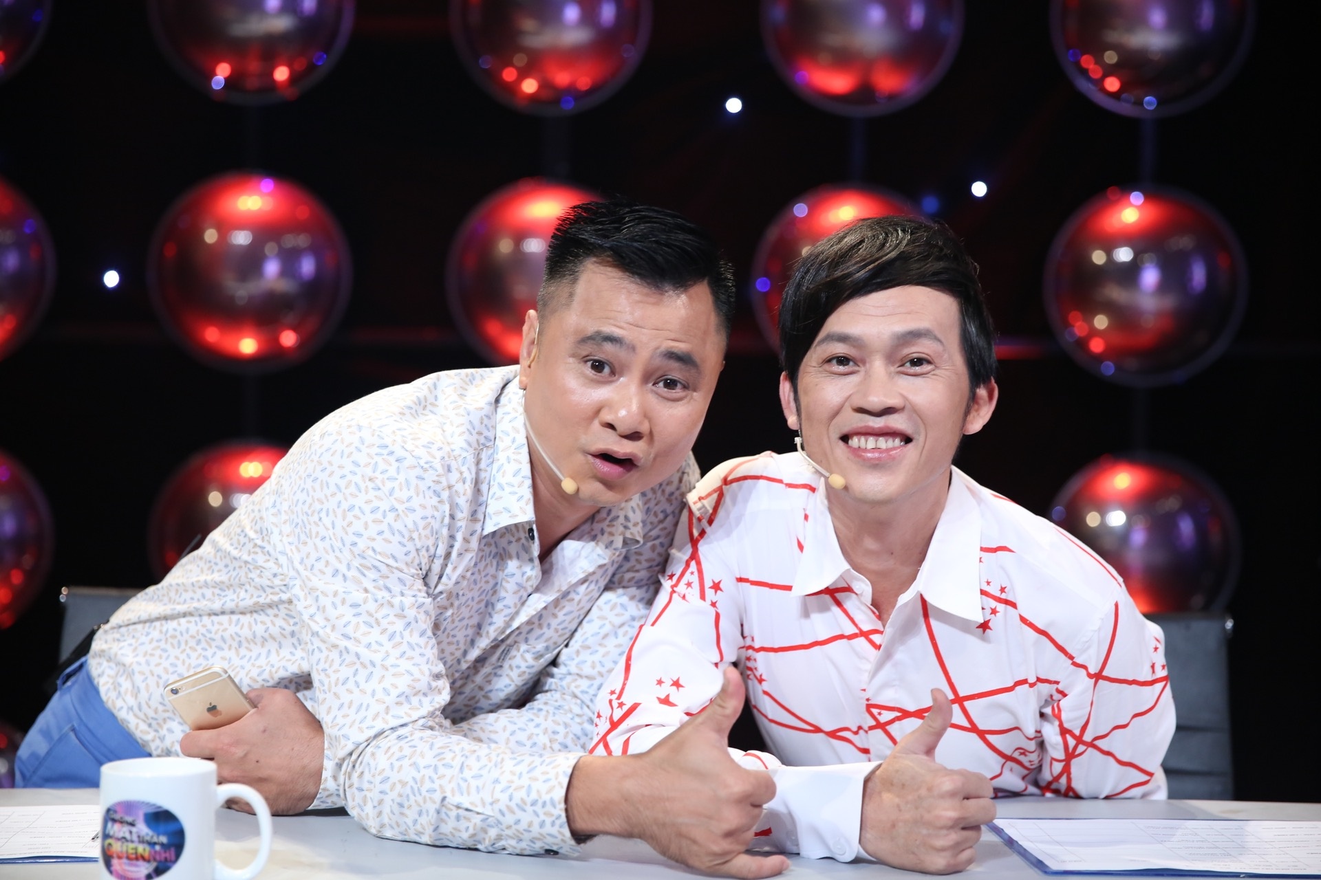 Hoai Linh 'phan bac' Tu Long tren ghe nong Guong mat than quen nhi hinh anh