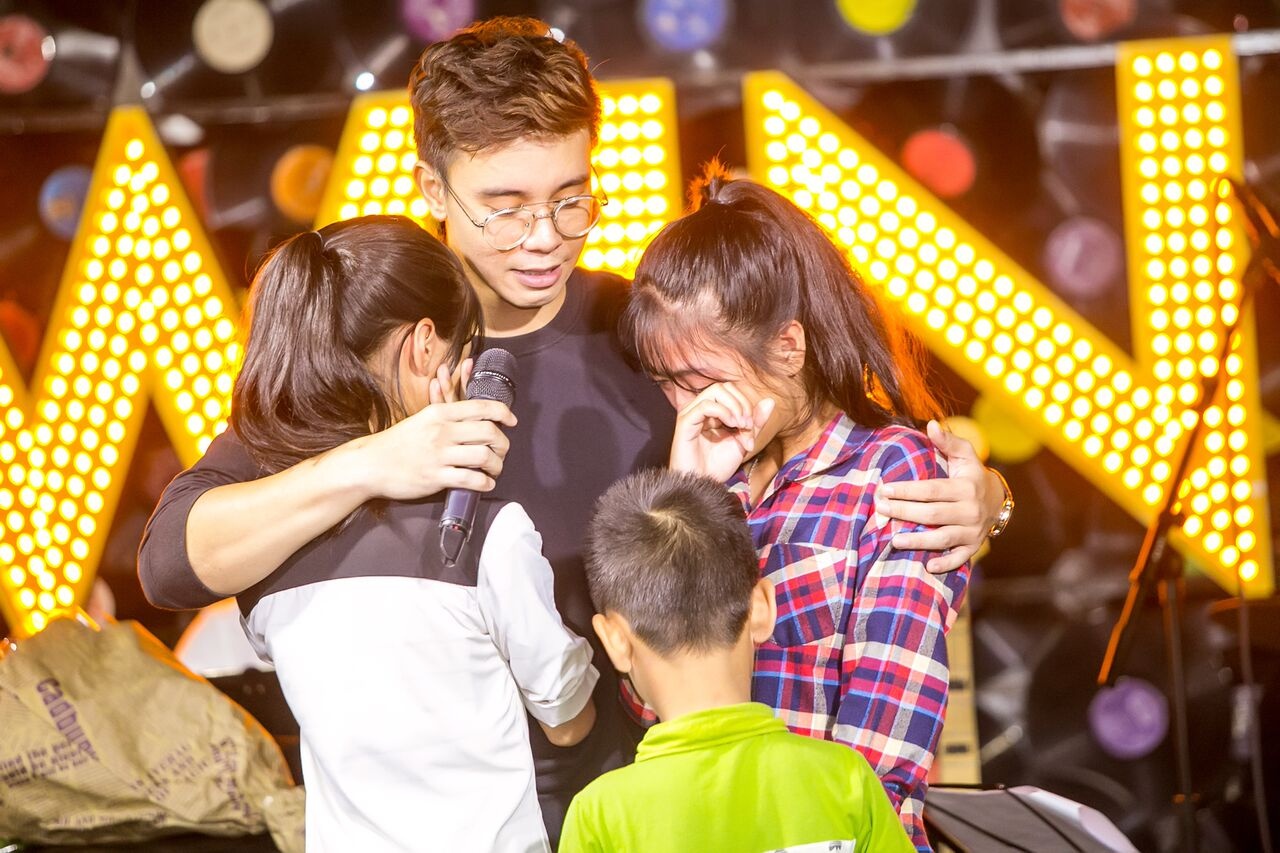 Dong Hung dong hoc phi cho 3 em nho bat chap khoan no lon hinh anh