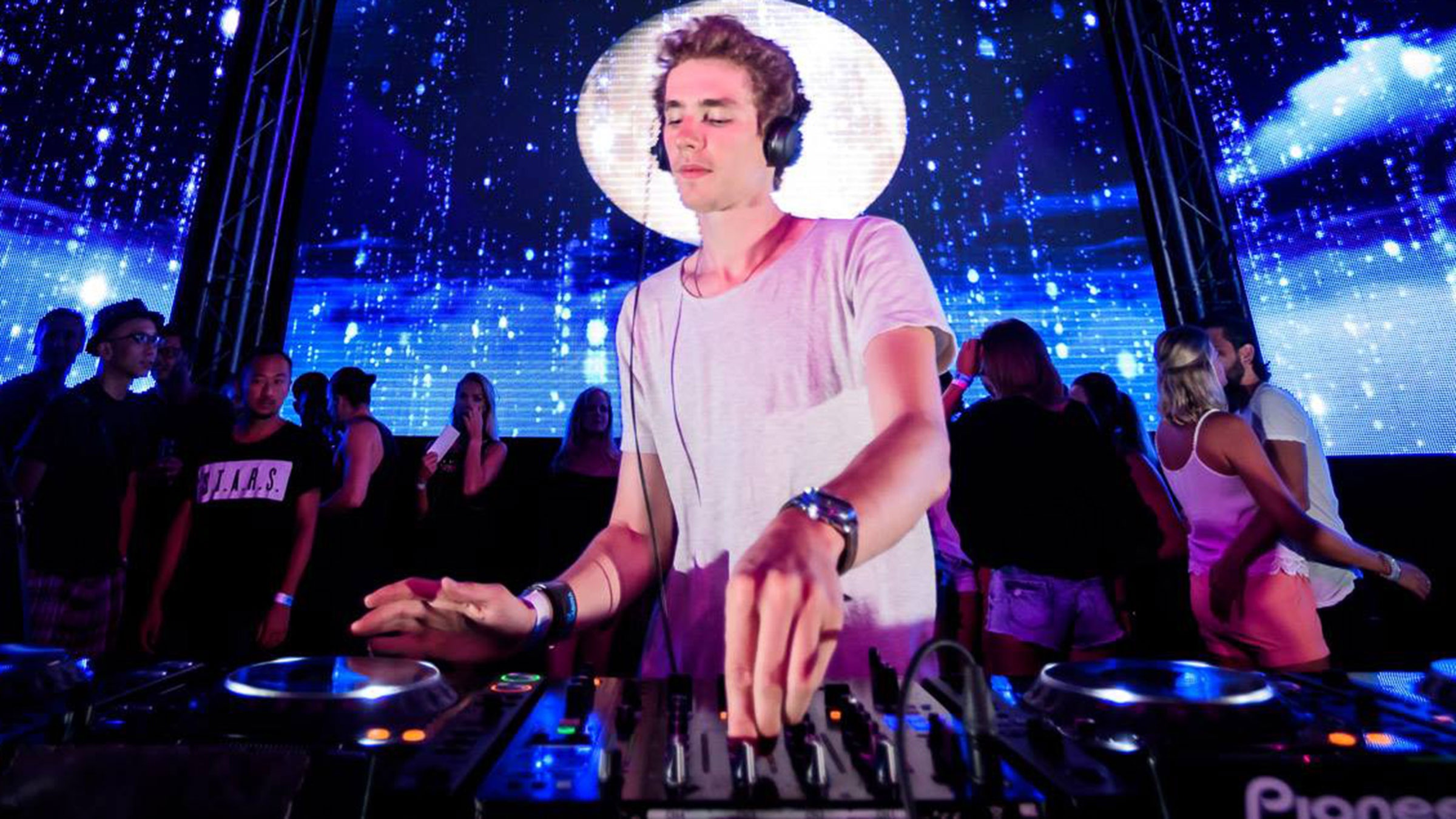 Ngoi sao nhac dien tu Lost Frequencies bieu dien tai Monsoon 2017 hinh anh