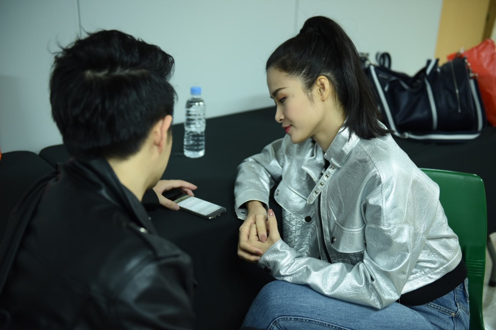 Bi benh, Dong Nhi van tich cuc tap luyen cho Asia Song Festival 2017 hinh anh