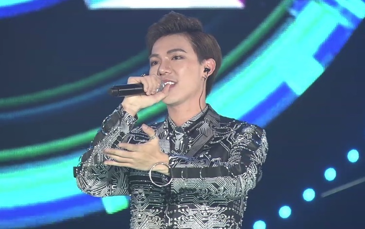 Erik bieu dien truoc hang nghin khan gia Han Quoc hinh anh