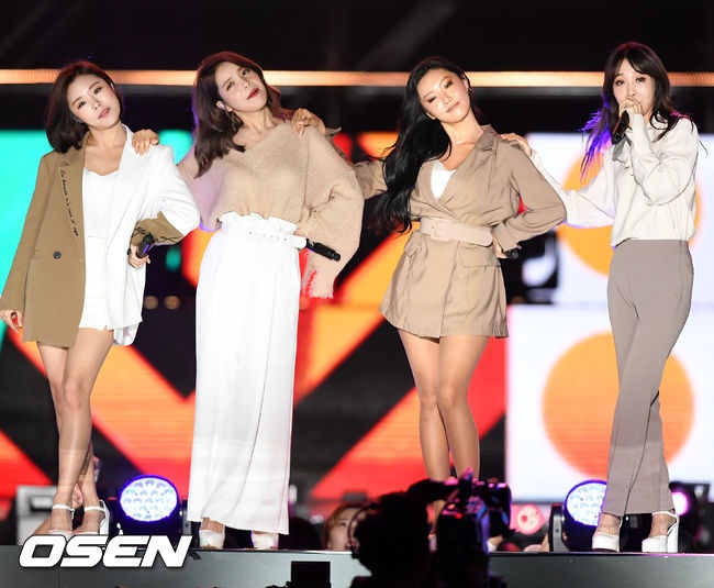 Taeyeon bat tay Dong Nhi anh 6