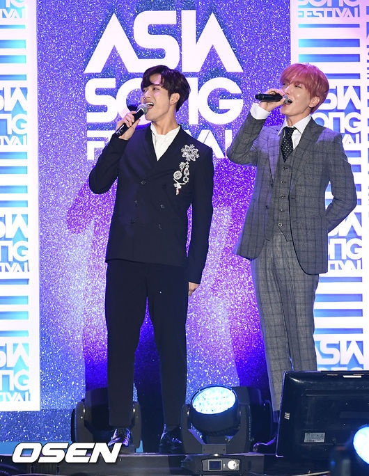 Taeyeon bat tay Dong Nhi anh 8