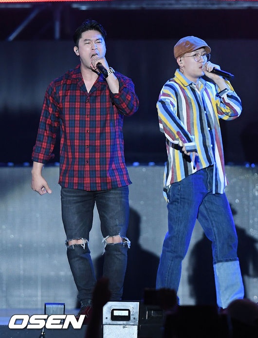 Taeyeon bat tay Dong Nhi anh 11