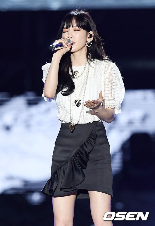 Taeyeon bat tay Dong Nhi anh 3