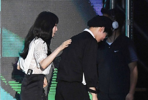 Taeyeon (SNSD) than thiet tro chuyen voi EXO tai Asian Song Festival hinh anh