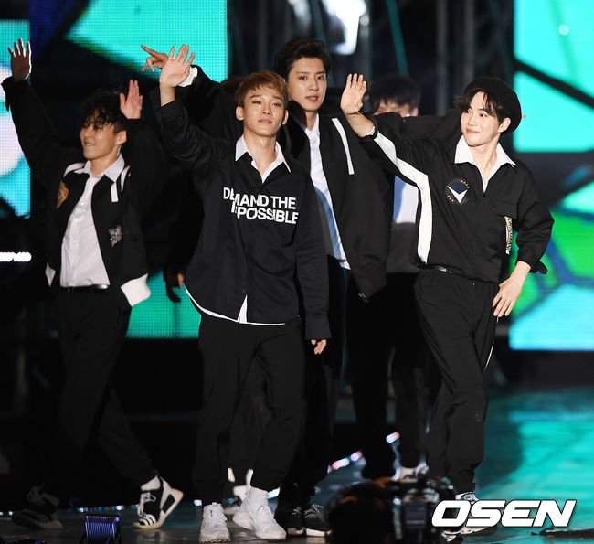 Taeyeon bat tay Dong Nhi anh 2