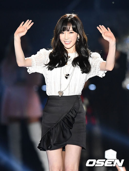 Taeyeon bat tay Dong Nhi anh 4