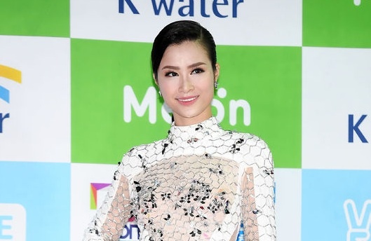Dong Nhi duoc bao Han khen ngoi khi xuat hien cung dan sao quoc te hinh anh
