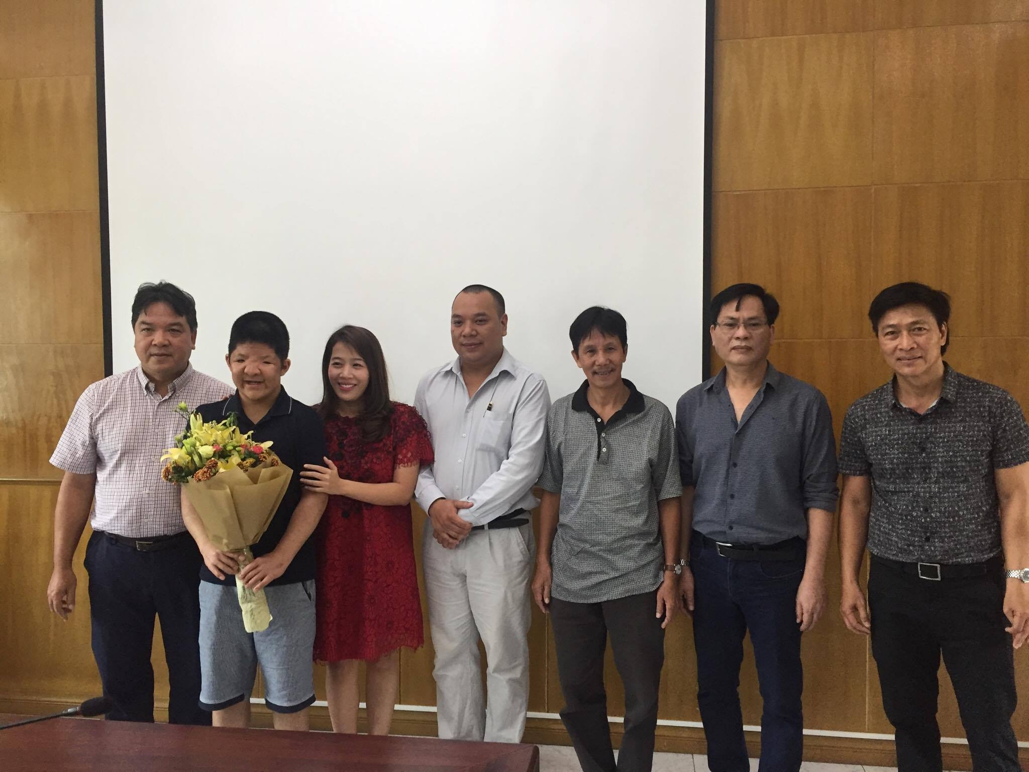 Con trai nghệ sĩ Quốc Tuấn nhận học bổng ảnh 1 Con trai nghe si Quoc Tuan nhan hoc bong anh 1