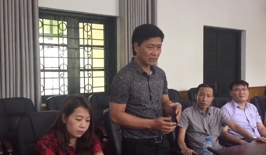 Cha con nghe si Quoc Tuan khoc khi nhan hoc bong hinh anh