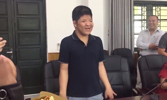 Bom xuc dong khi nhan hoc bong hinh anh