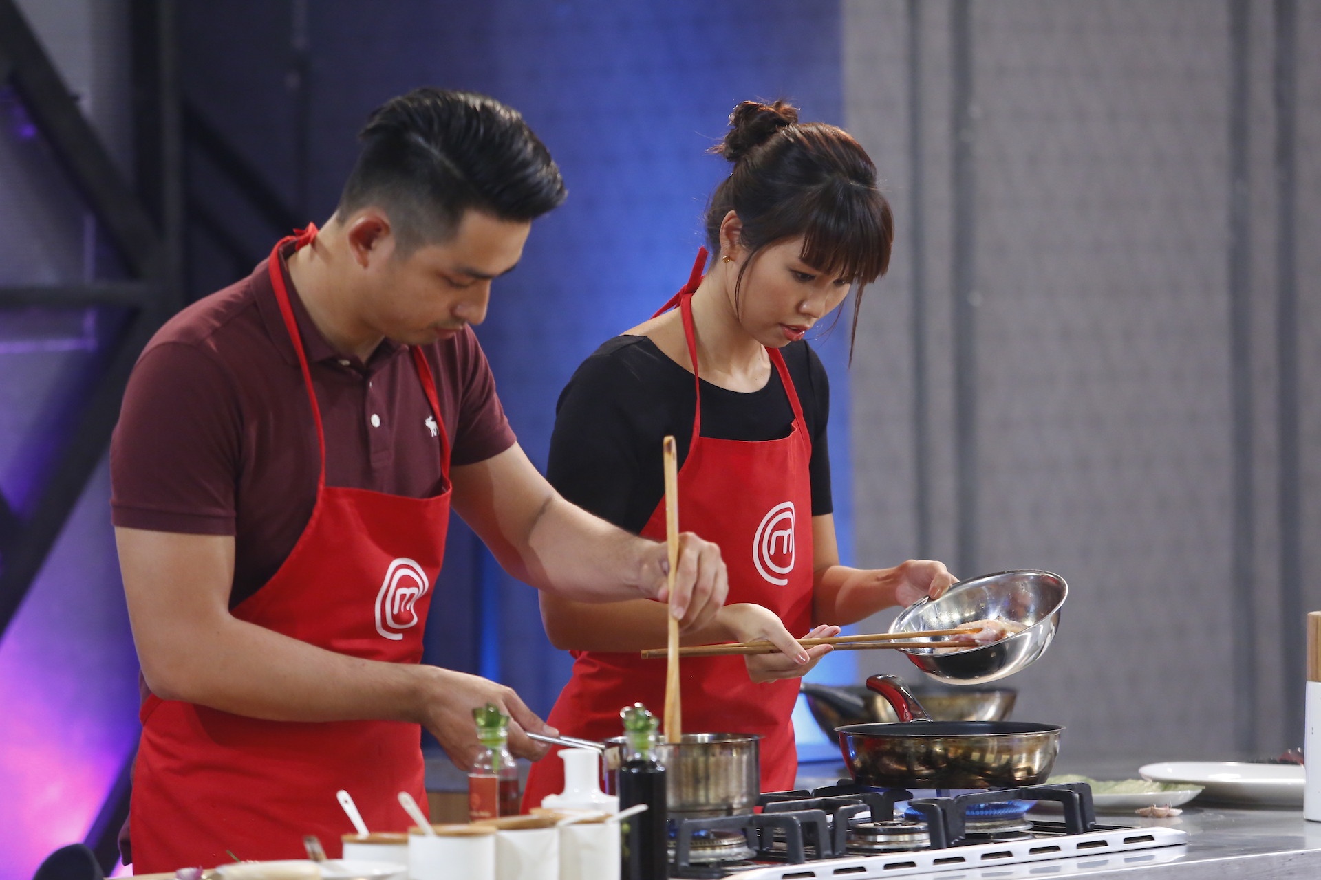 Ha Anh chien thang Vua dau bep voi mon an gan lien tuoi tho hinh anh