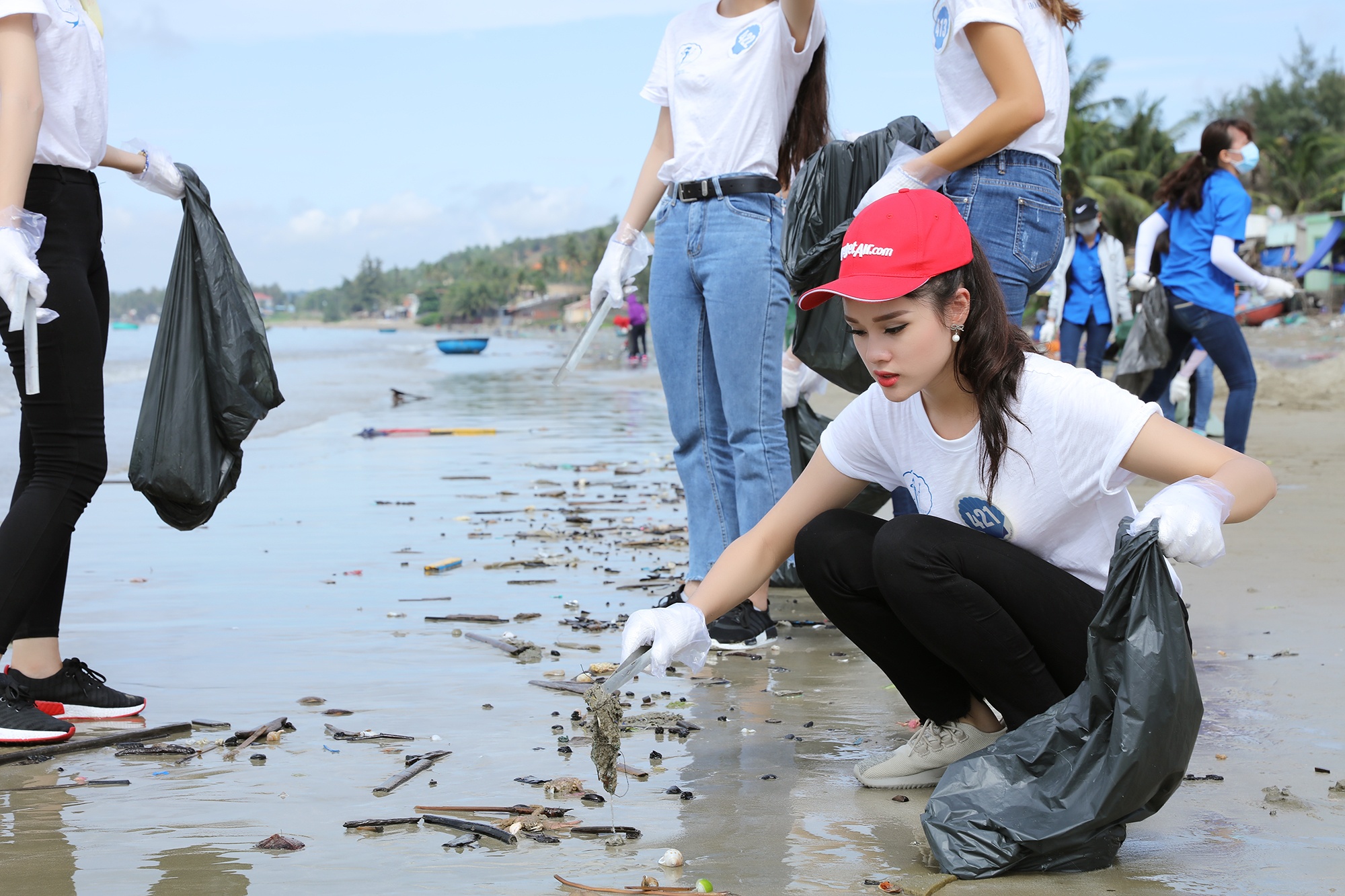 Thi sinh Hoa hau Dai duong nhat rac, keu goi bao ve moi truong hinh anh