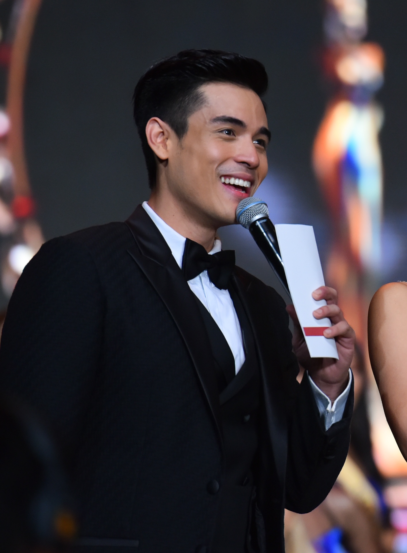 MC Hoa hau Hoa binh Quoc te anh 2