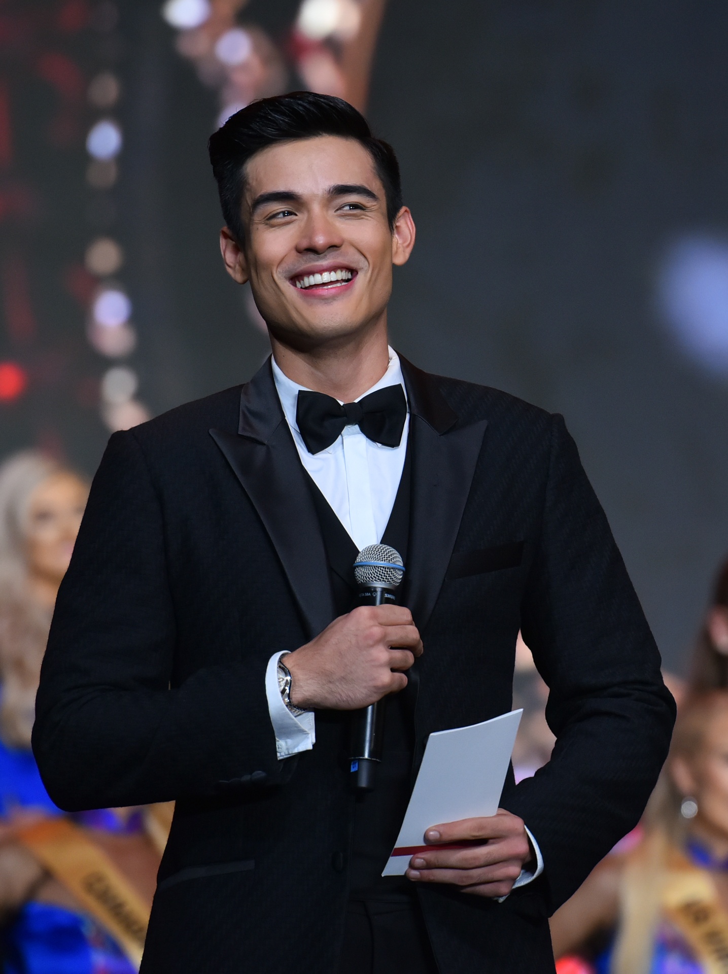 MC Hoa hau Hoa binh Quoc te anh 3