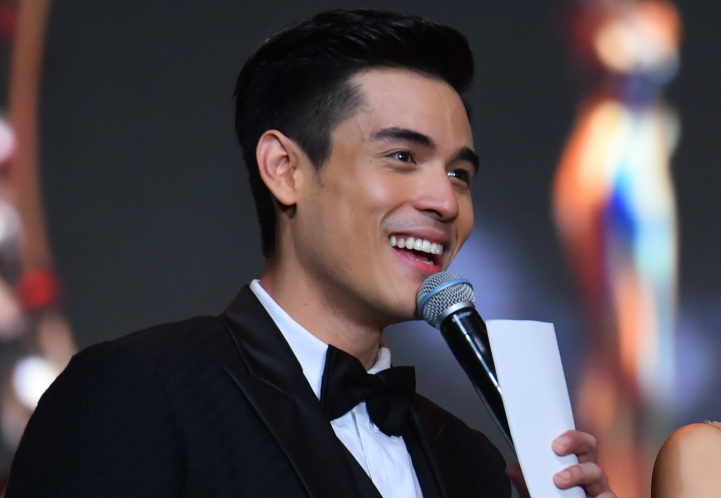 Nam MC trong dem chung ket Hoa hau Hoa binh 'bong hot' vi qua dep trai hinh anh